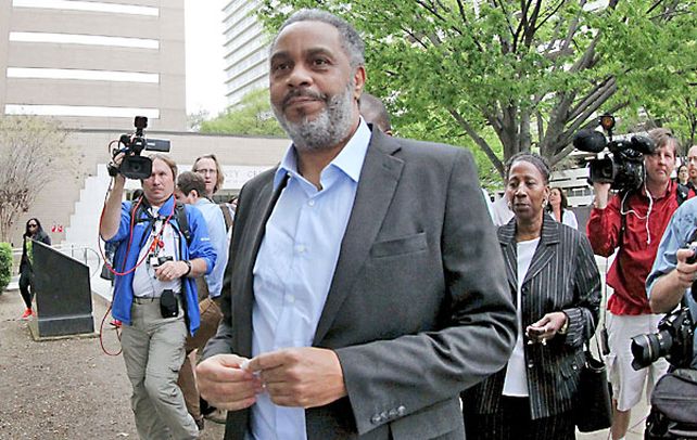Figura. Ray Hinton camina como un hombre libre luego de soportar casi tres decadas de encierro.