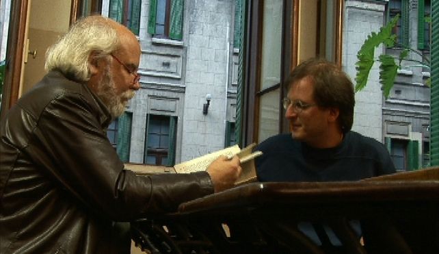 Martín Kohan junto a Juan Sasturain en la grabación del programa Ver para Leer.