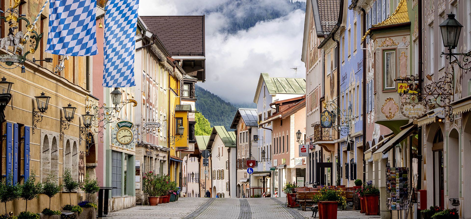 La calle Partenkirchen de Garmisch-Partenkirchen, Alemania, está completamente vacía el martes 28 de junio de 2022. La Cumbre del G7 se lleva a cabo en Castle Elmau del 26 al 28 de junio.