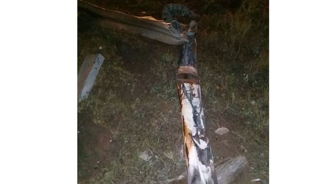 Un colectivo chocó contra un guardrail y un poste de iluminación en la ruta nacional 14