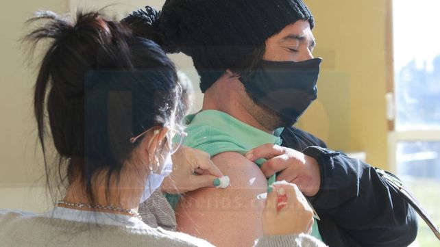 Se pueden aplicar vacunas contra el Covid y otras sin espera