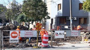 Obras inconclusas. La Municipalidad avanza en la reparación del histórico bache de Alberdi y Calchines