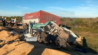Impactante choque entre tres camiones en la autopista Rosario-Santa Fe