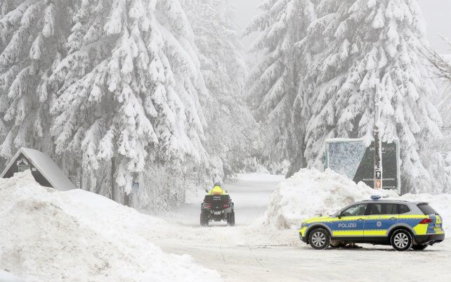 La policía patrulla una zona nevada del área
