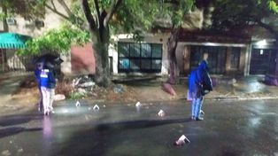 Feroz balacera en zona noroeste: dos heridos cuando estaban dentro de un auto