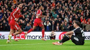 Dibu Martínez cometió un grosero error en la derrota del Aston Villa ante Liverpool.