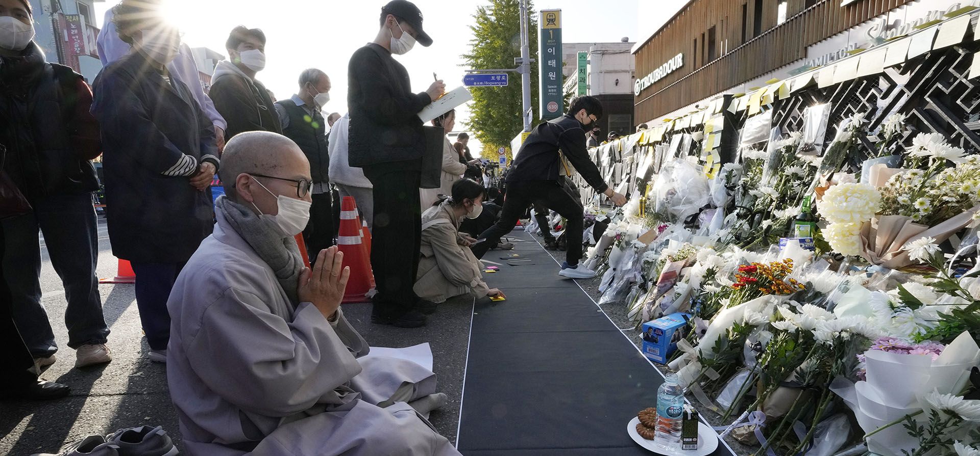 Un monje budista reza por las víctimas de un accidente mortal después de las festividades de Halloween del sábado por la noche en la calle cerca del lugar de los hechos en Seúl, Corea del Sur, el martes 1 de noviembre de 2022.