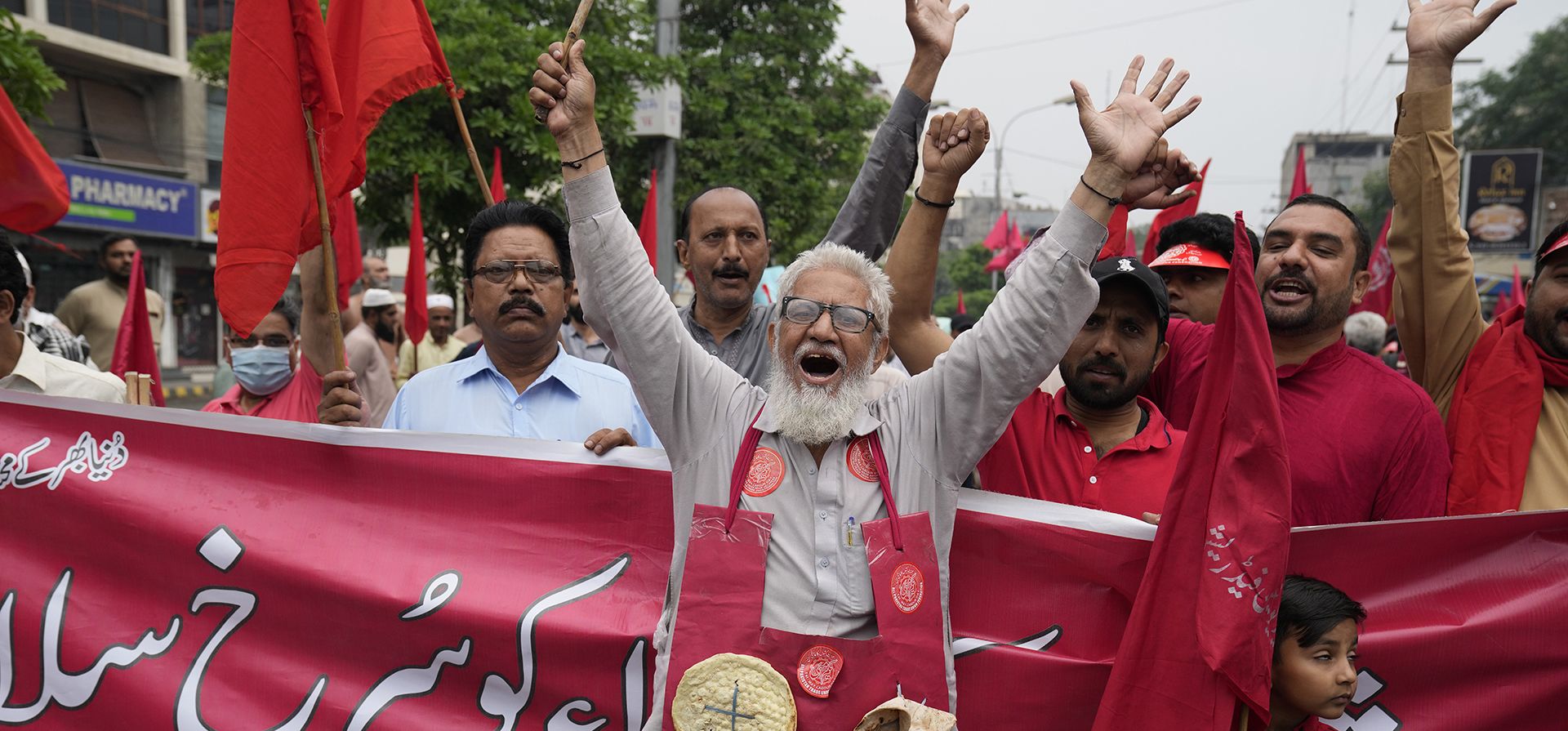 Activistas de la Federación Sindical de Pakistán gritan consignas durante una manifestación del Primero de Mayo para conmemorar el Día Internacional del Trabajo en Lahore, Pakistán, el lunes 1 de mayo de 2023. (Foto AP/K.M. Chaudary)