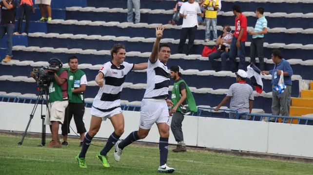 El paraguayo Aquino festeja un gol en Altamira