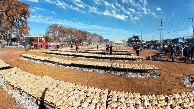 Concepción del Uruguay es récord Guinness en cantidad de kilos de pollos asados.