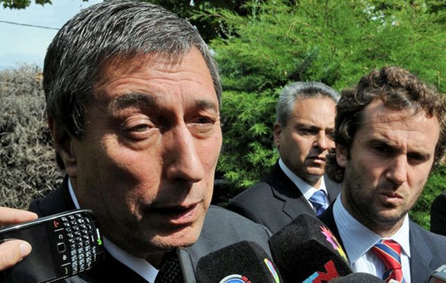 El magistrado Guillermo Atencio habló con la prensa antes de ir a informar al Concejo platense.
