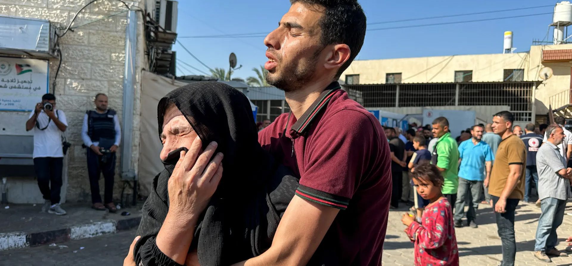 Los dolientes reaccionan durante el funeral de los palestinos muertos en los ataques israelíes, Deir al-Balah, Gaza. Fotografía: Doaa Rouqa/Reuters Los dolientes reaccionan durante el funeral de los palestinos muertos en los ataques israelíes, Deir al-Balah, Gaza. Fotografía: Doaa Rouqa/Reuters