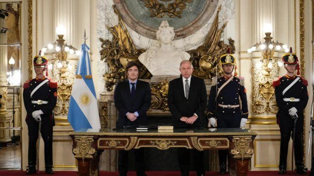 El Gobierno anulará las 80 designaciones diplomáticas que firmó Werthein antes de renunciar.