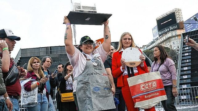Una asadora mujer preparó el mejor asado argentino