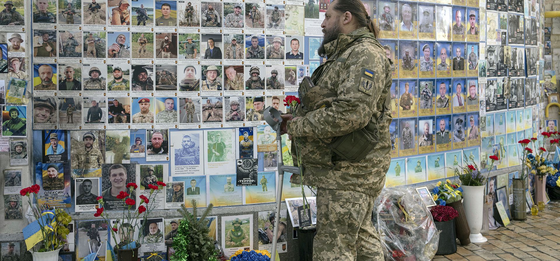 Un militar llora en el Muro Conmemorativo de los Defensores Caídos de Ucrania en la Guerra Ruso-Ucraniana en Kiev, Ucrania, el lunes 24 de febrero de 2025. (Foto AP/Andrew Kravchenko)