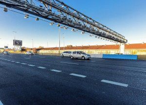 Las autopistas porteñas funcionan con peajes sin barreras y el TelePASE es obligatorio para circular