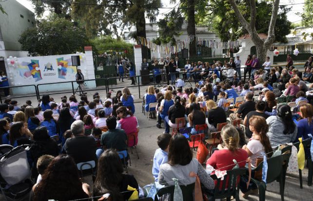 El Jardín 27 de Sarmiento al 4400. El miércoles pasado se cortó la calle para festejar el reconocimiento a su labor.