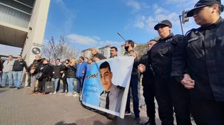 Familiares y amigos del policía se concentraron en la puerta del Heca para realizar una cadena de oración.