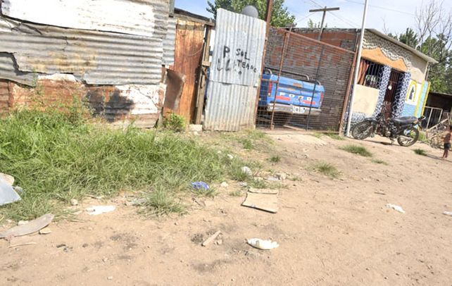 Delante de un portón de chapa