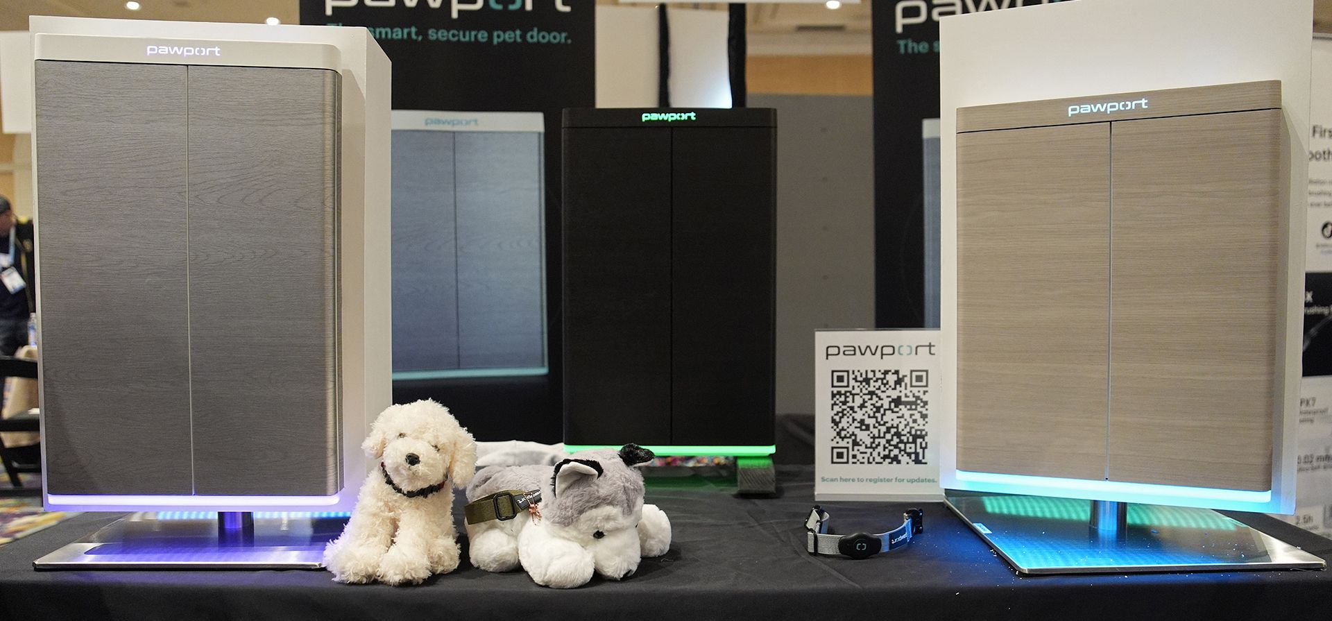 La puerta para mascotas Pawport está en exhibición en el stand de Pawport en Pepcom antes de la feria tecnológica CES el lunes 8 de enero de 2024 en Las Vegas. La puerta para mascotas utiliza una etiqueta adherida al collar de la mascota para indicarle que se abra la puerta. (Foto AP/John Locher)