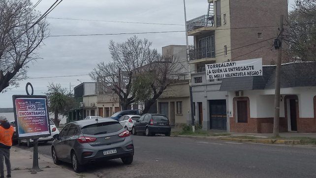 Un sugestivo pasacalle recibe al público del Ficer