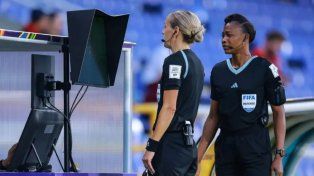 El sistema de Soporte de Video, la alternativa económica al VAR que ya fue probado en los mundiales Sub 17 y Sub 20 de fútbol femenino, que la IFAB estudia implementar.