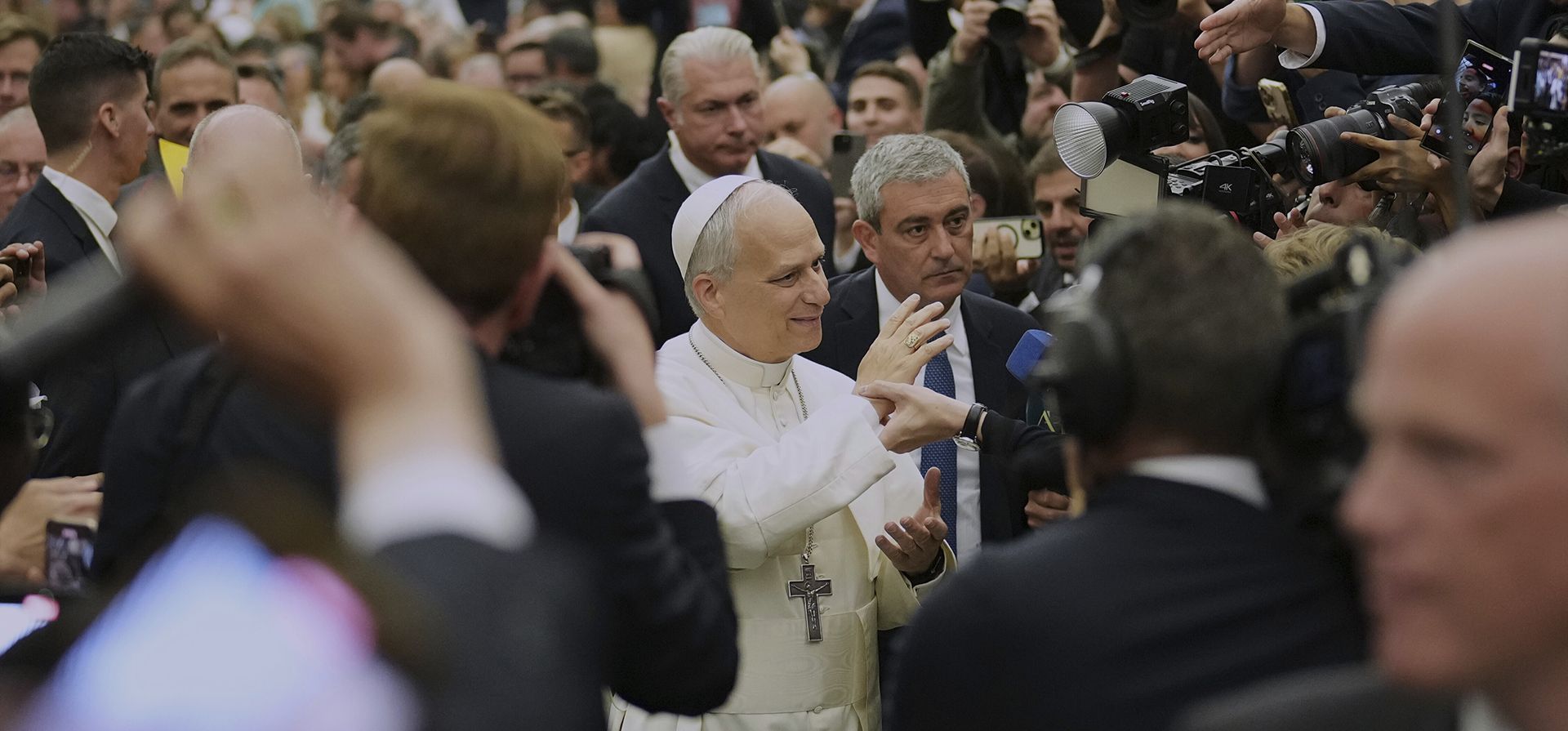 El papa León XIV llega para reunirse con miembros de la prensa internacional en el Aula Pablo VI del Vaticano, el martes 13 de mayo de 2025. (Foto AP/Domenico Stinellis) El papa León XIV llega para reunirse con miembros de la prensa internacional en el Aula Pablo VI del Vaticano, el martes 13 de mayo de 2025. (Foto AP/Domenico Stinellis)