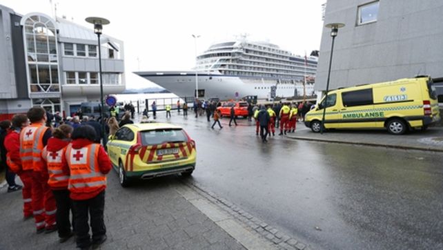 hustadvika. El crucero Viking Sky fue remolcado por dos barcos.