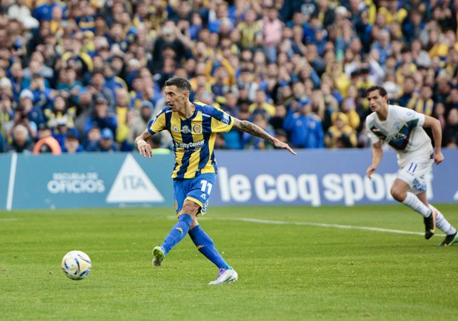 Di María ejecuta el penal, luego de la distracción que protagonizaron Malcorra y Mallo.