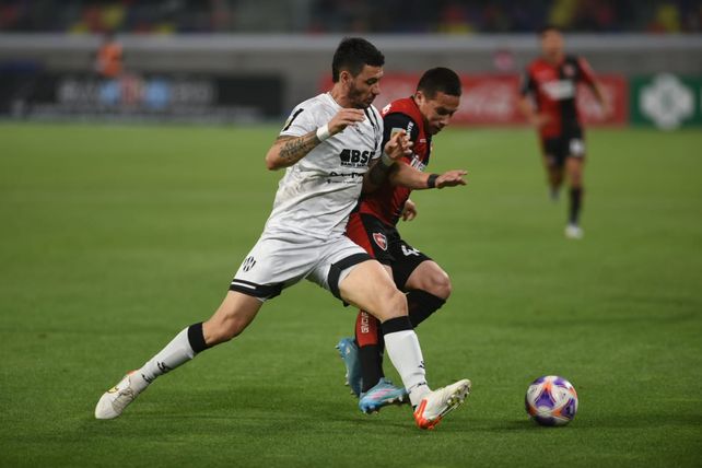 Newells brilló en Santiago, ganó 3 a 0 y está muy cerca de la Sudamericana
