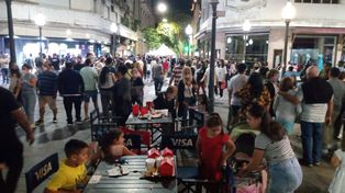 Las rosarinas y rosarinos se volcaron a las peatonales para disfrutar de una noche distinta.