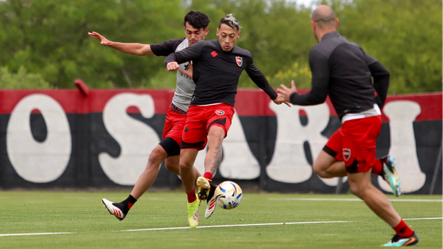 Luciano Herrera intenta dominar la pelota. Newells también ensaya fútbol a la vez de mejorar el físico.