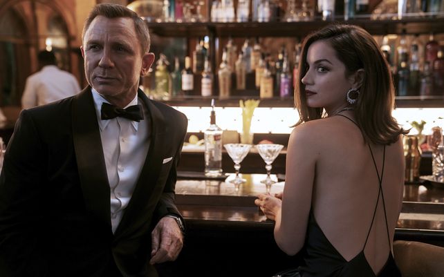 Imagen difundida por Metro Goldwyn Mayer Pictures; Daniel Craig junto a Ana de Armas en una escena de