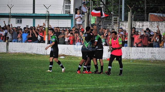 Los jugadores de Arsenal festejan el gol del emapte de Diego Martínez.