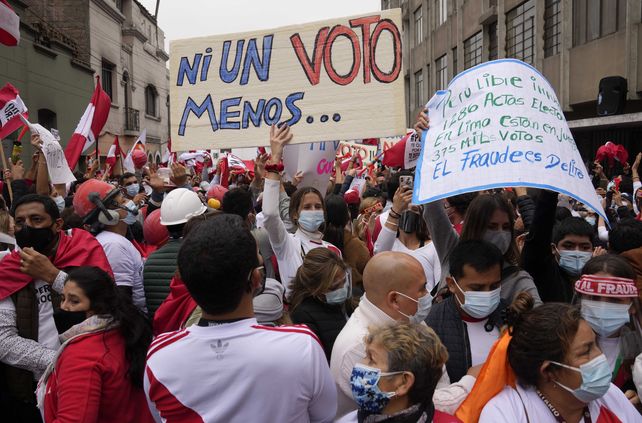 Tensión. Manifestantes partidarios de Castillo recorrieron las calles de Lima.