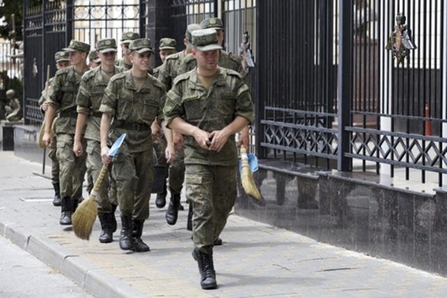 Reclutas rusos salen a las calles de Rostov con escobas a hacer limpieza, luego de la retirada de los mercenarios de Wagner.