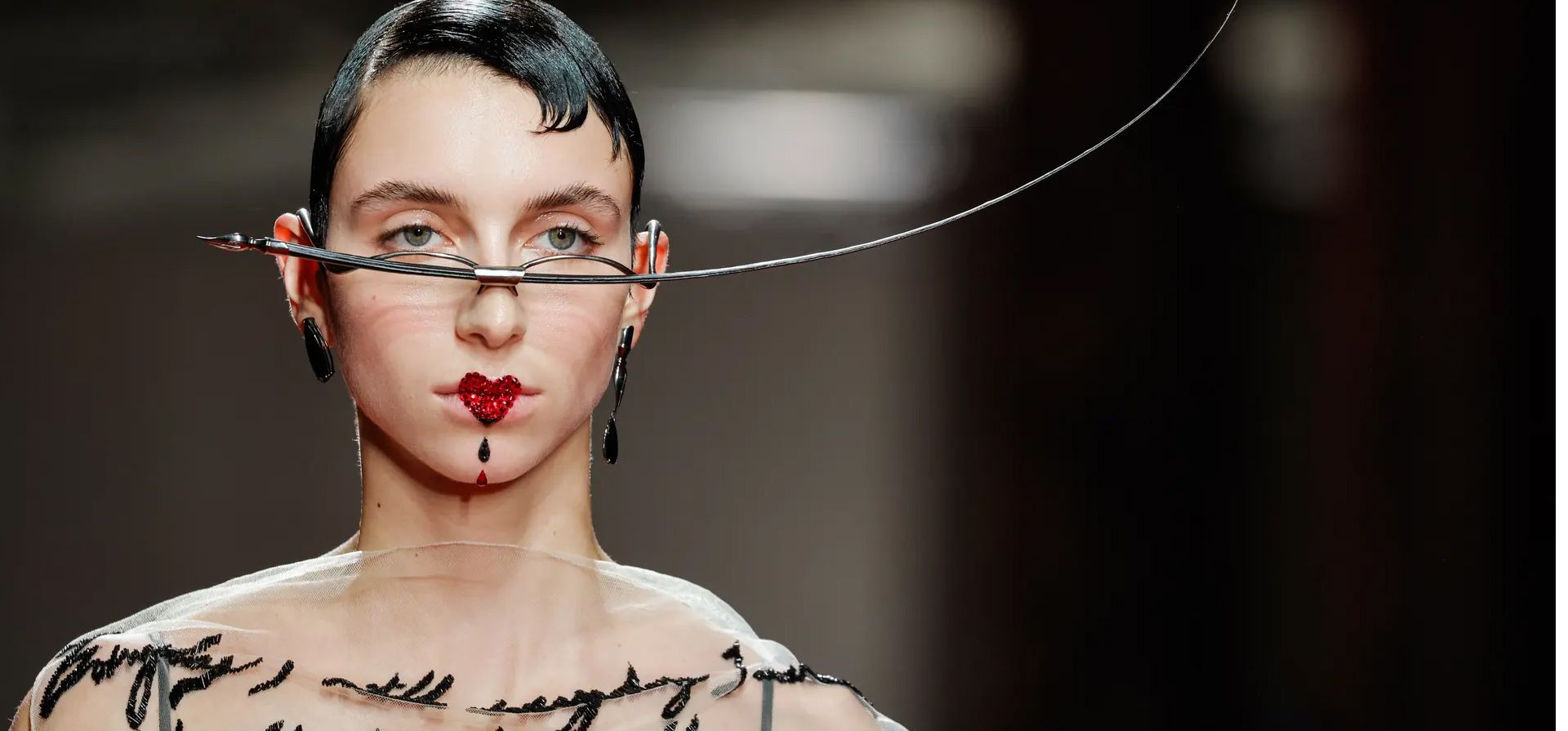 Una modelo camina por la pasarela durante el desfile de Robert Wun en el Palais de Tokyo como parte de la semana de la moda de París, Francia. Fotografía: Richard Bord/Getty Images Una modelo camina por la pasarela durante el desfile de Robert Wun en el Palais de Tokyo como parte de la semana de la moda de París, Francia. Fotografía: Richard Bord/Getty Images