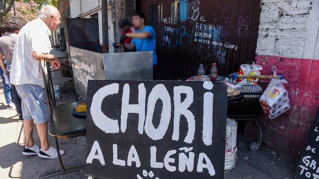 El popular puesto de choripanes de Uriburu y Ayacucho