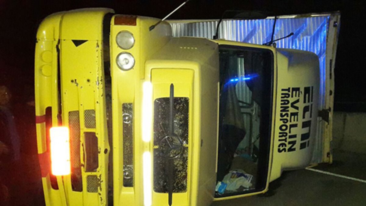 Volcaron dos camiones en la ruta 14