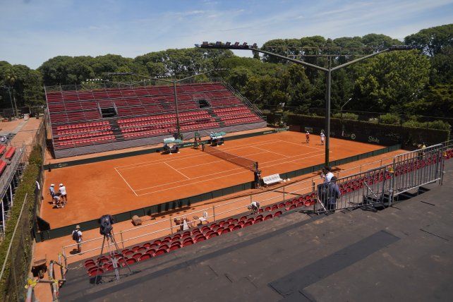 El estadio tiene capacidad para 3.500 personas y fue construido en tiempo récord. Un equipo de la AAT rediseñó todo el sector para que el evento brille.