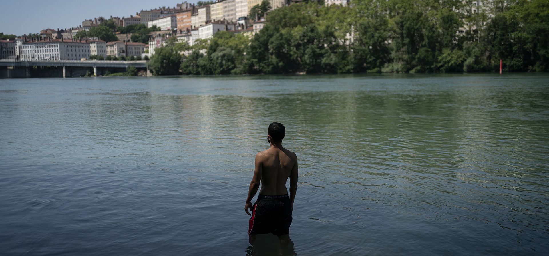 Un hombre se baña en el río Ródano en el centro de Lyon, en el centro de Francia, el martes 11 de julio de 2023. Se espera que las temperaturas suban hasta los 37º grados Celsius. (Foto AP/Laurent Cipriani) Un hombre se baña en el río Ródano en el centro de Lyon, en el centro de Francia, el martes 11 de julio de 2023. Se espera que las temperaturas suban hasta los 37º grados Celsius. (Foto AP/Laurent Cipriani)
