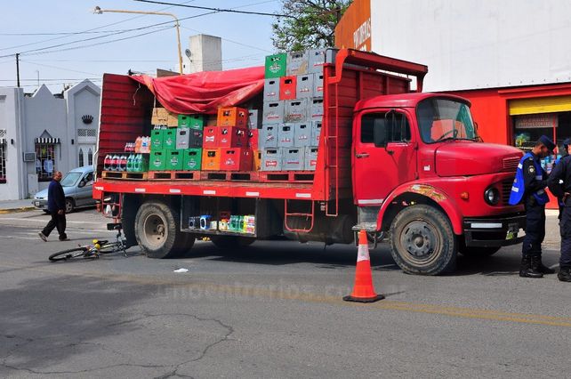 Un ciclista quedó aprisionado entre un camión en doble fila y una camioneta policial