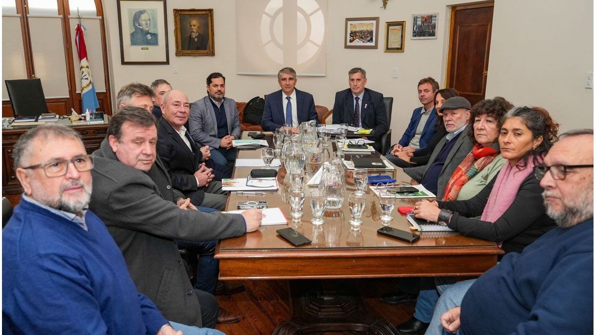 Provincia retoma la negociación paritaria con docentes y estatales a la ...