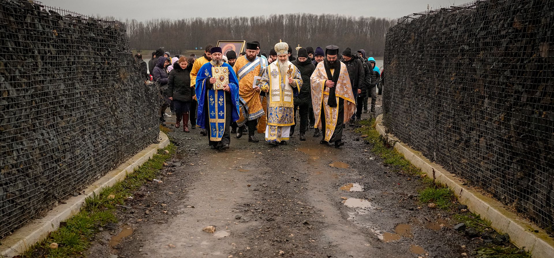 El arzobispo ortodoxo Teodosie (centro) camina con clérigos y fieles al final de un servicio religioso junto al río Danubio en Harsova, Rumania, el lunes 5 de enero de 2026, un día antes de la celebración de la Epifanía. (Foto AP/Vadim Ghirda) El arzobispo ortodoxo Teodosie (centro) camina con clérigos y fieles al final de un servicio religioso junto al río Danubio en Harsova, Rumania, el lunes 5 de enero de 2026, un día antes de la celebración de la Epifanía. (Foto AP/Vadim Ghirda)