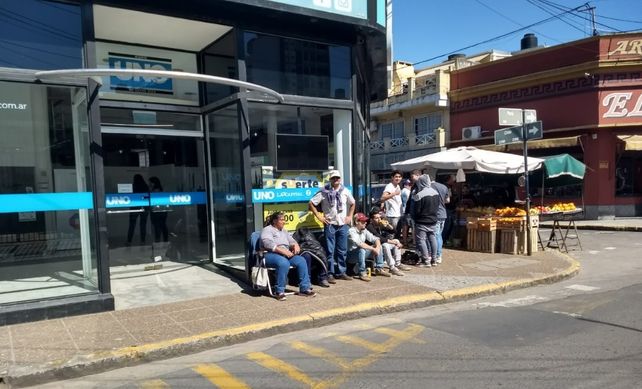 Madrugadores: Fanáticos del TC esperan para canjear sus cupones por una entrada