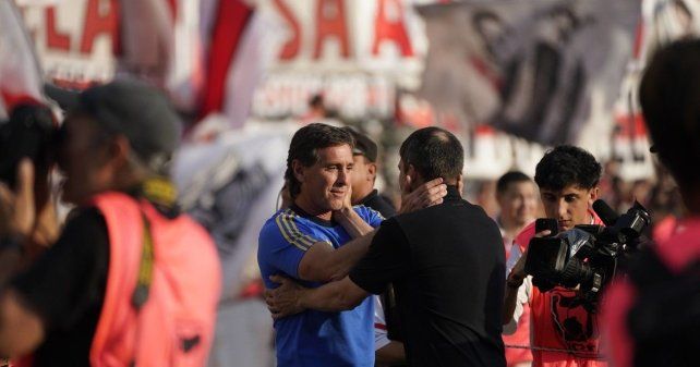 Claudio Úbeda y el Chacho Coudet se saludan en la previa del superclásico.&nbsp; 