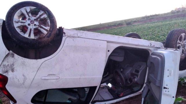 Despiste y vuelco en la ex Ruta 131: el conductor sufrió traumatismos