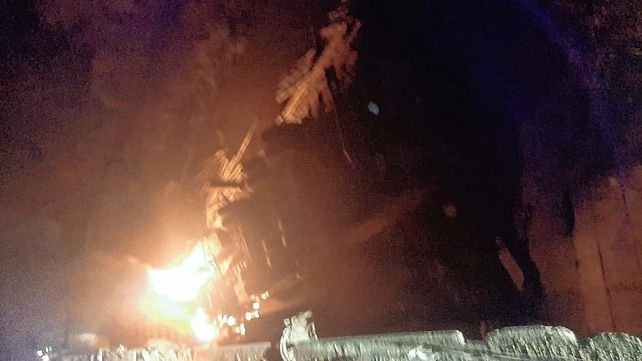 Pudo ser tragedia: un camión cayó a un arroyo y se incendió