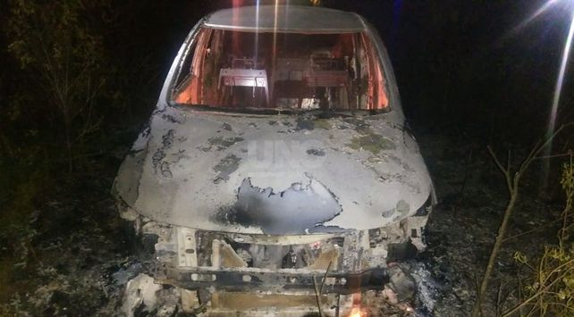 El auto que apareció incendiado sobre la autopista Santa Fe-Rosario