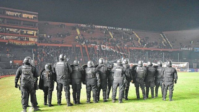 El partido que jugaba Colón ante Mitre fue suspendido a los 34 del segundo tiempo. El partido que jugaba Colón ante Mitre fue suspendido a los 34 del segundo tiempo.